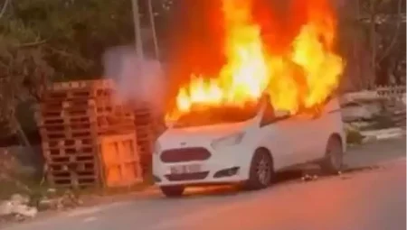 Ataşehir’de Park Halindeki Araç Yandı