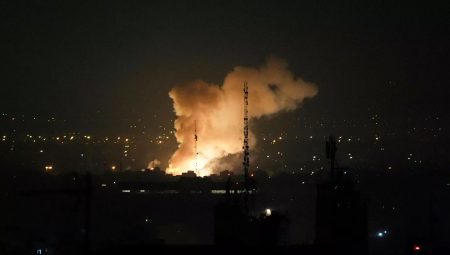 İsrail ordusu, Suriye’de bir bölgeyi topçu ateşiyle hedef aldı