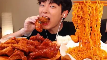 Mukbang’ın psikolojisi: Neden başkalarının yemek yemesini izliyoruz?