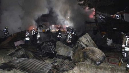 Zihinsel engelli 3 kardeş kalıyordu: Ankara’da soba yangını evi küle çevirdi