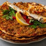 Lahmacunu hep yanlış yapmışız! Şeflerin bol kıymalı tekniği, fırın derdi yok