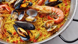 Paella nasıl yapılır? En kolayı kavurup pirinci atmak: 30 dakikada hazır