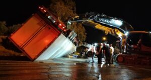Üzerine tır devrilen 2 kadın hayatını kaybetti