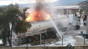 Akaryakıt istasyonunda faciadan dönüldü! Tankerden tankere sıçrayan alevlerde 1 kişi yaralandı